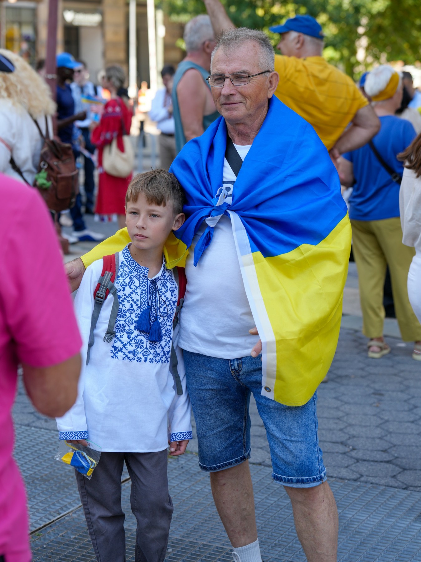 Tėvas ir sūnus su Ukrainos vėliava
